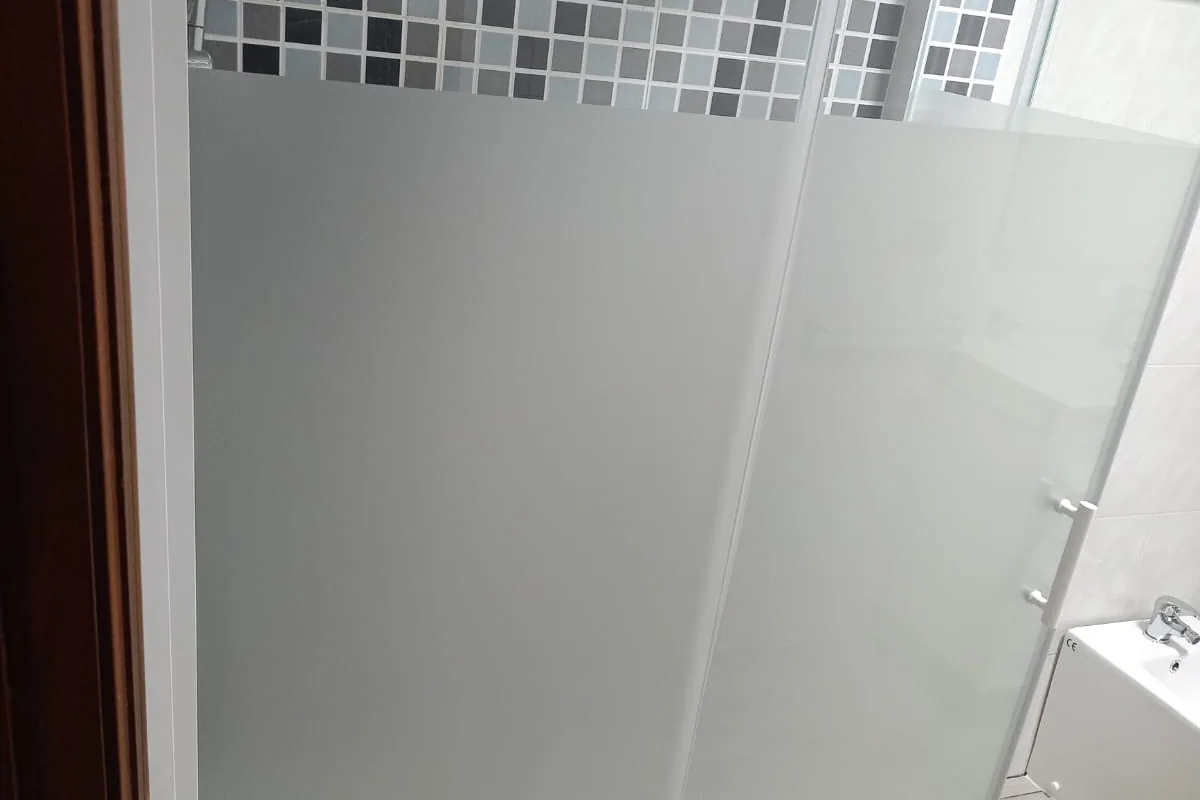Plato de ducha antideslizante con mampara nueva sustituyendo a la bañera