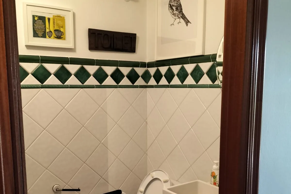 Aseo con inodoro, lavabo y grifería nuevos tras la sustitución
