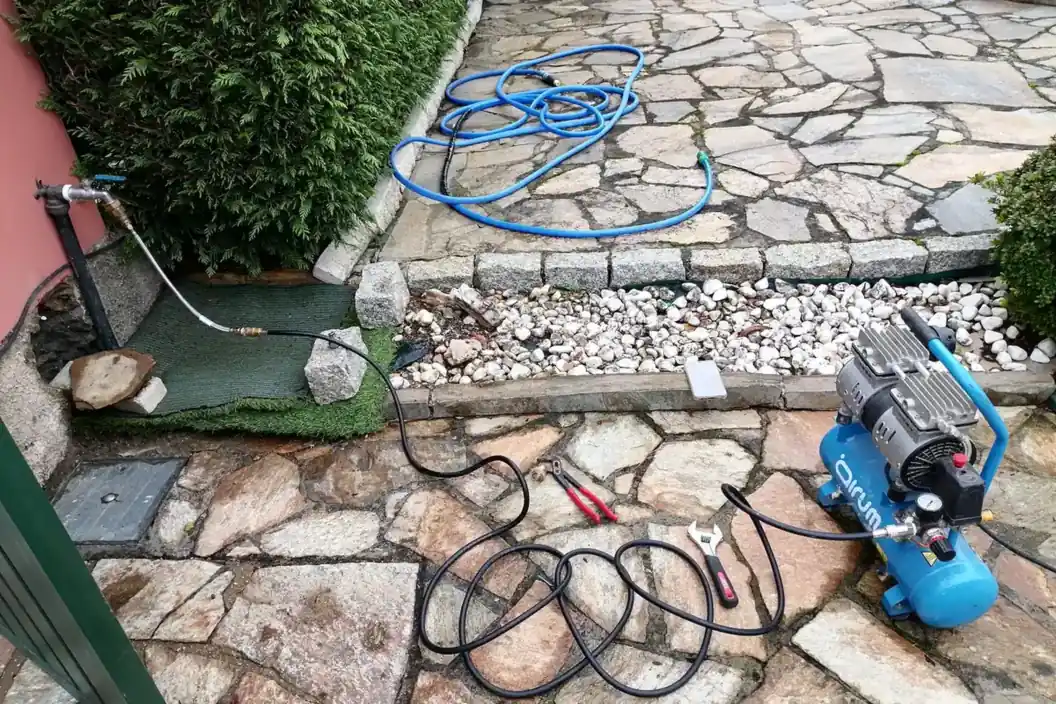 Compresor y equipo de presión conectados a la toma de agua de una vivienda