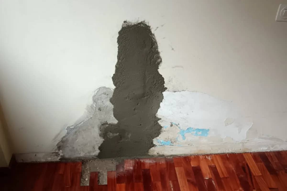 Roza reparada con mortero en la base de una pared tras localizar la fuga