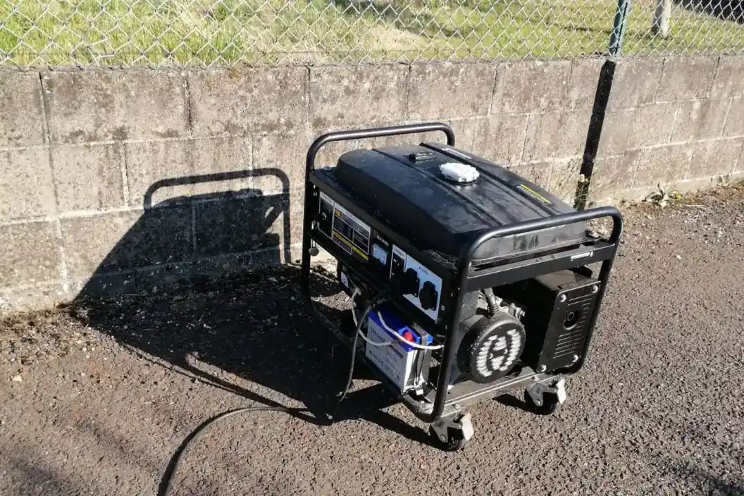 Grupo electrógeno del equipo listo para trabajar en una vivienda sin suministro