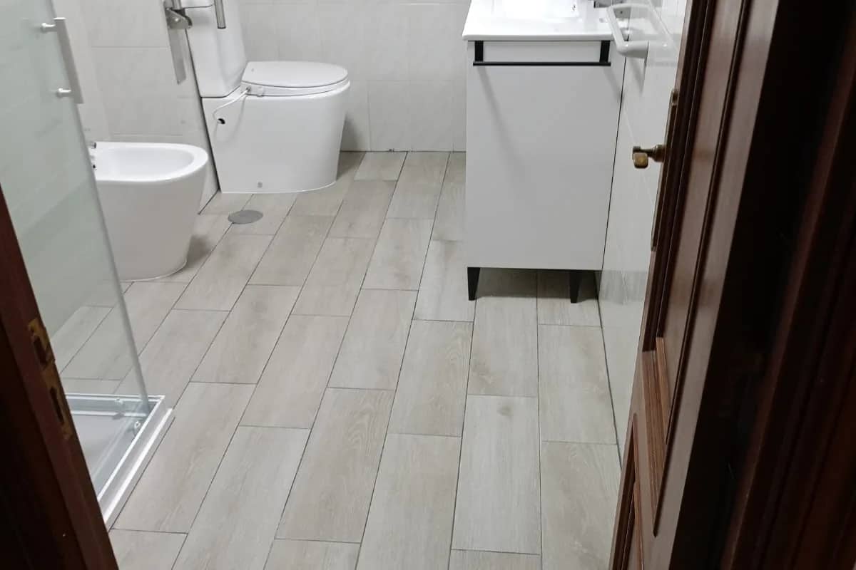 Baño reformado por completo con ducha, sanitarios y mueble de lavabo nuevos