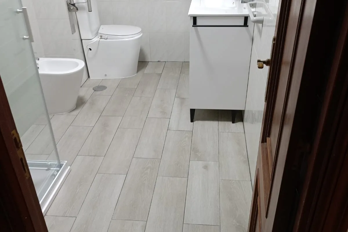 Baño reformado por completo con ducha, sanitarios y mueble de lavabo nuevos